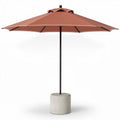 parasol in terracotta kleur met betonnen voet en een diameter van 300 cm